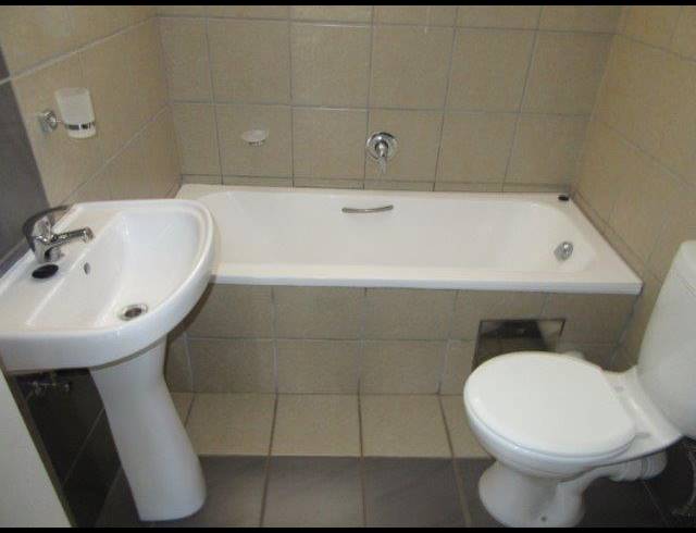 2 BEDROOM TOWNHOUSE FOR SALE IN ROOIHUISKRAAL NORTH